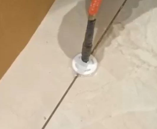 阿尔山瓷砖空鼓维修公司专业解答瓷砖在铺贴过程中，如果没有涂抹均匀到位的粘结材料（如水泥砂浆或瓷砖胶），可能会导致以下问题